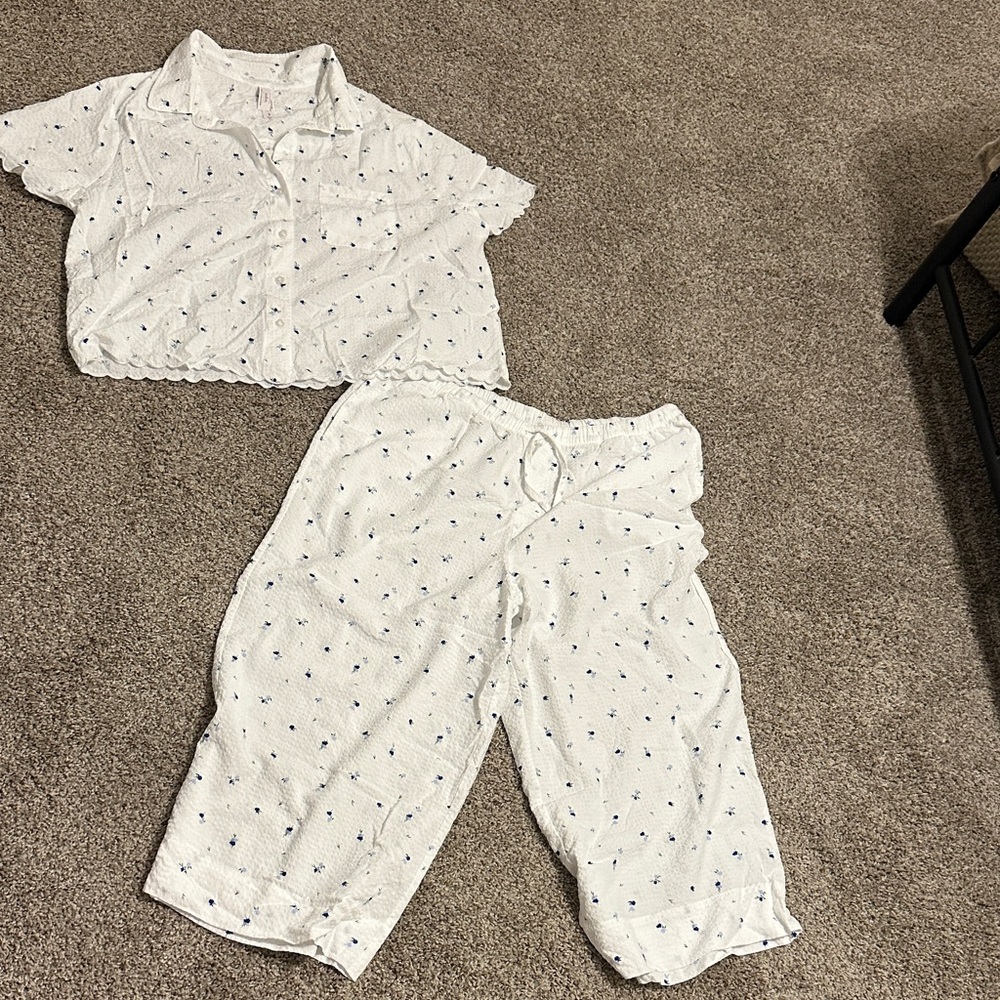 Auden Women's White and Blue Patterned Pajama Set